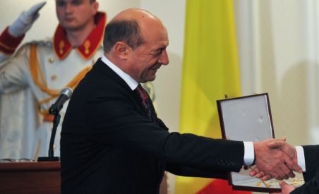 Băsescu şi-a decorat medicul de familie şi alţi aproape 200 de salariaţi ai Preşedinţiei