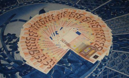 Cursul euro scade la 4,2208 lei. Dolarul coboară sub 3,5 lei