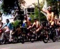 Paradă de biciclişti goi pentru conştientizarea în trafic (VIDEO)