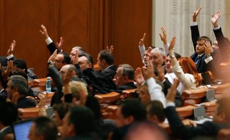 Moţiunea de cenzură împotriva Guvernului Boc se votează în Parlament. Mii de oameni, aşteptaţi să protesteze 
