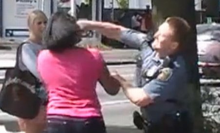 Un poliţist a fost filmat în timp ce i-a dat un pumn unei adolescente (VIDEO)