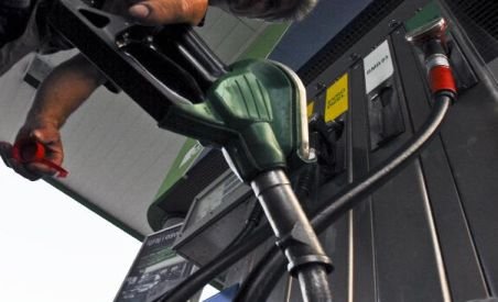 Rompetrol scumpeşte benzina cu 4 bani pe litru. Preţul motorinei, în creştere cu 6 bani