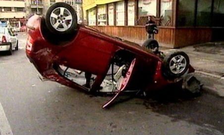 Accident spectaculos. O maşină s-a răsturnat din cauza vitezei după ce a lovit un refugiu de tramvai (VIDEO)