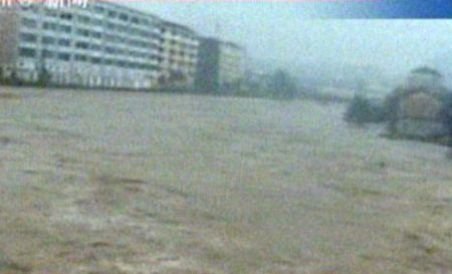 China. 90 de oameni au murit şi pagube de un miliard de dolari din cauza inundaţiilor (VIDEO)