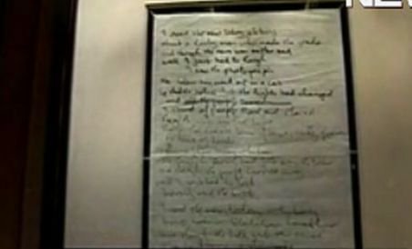 O foaie cu versurile unei melodii scrise de John Lennon, vândută pentru 1,2 milioane de dolari (VIDEO)