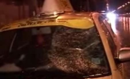 Accidente la indigo în capitală. Doi bătrâni, spitalizaţi după ce au fost loviţi de taxi-uri (VIDEO)