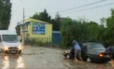 Furtunile fac ravagii în ţară. Un tânăr a murit trăznit,zeci de locuinţe şi gospodării au fost inundate (VIDEO)