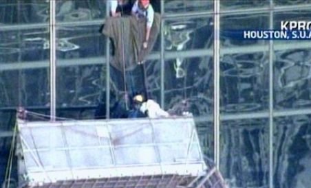 Muncitori suspendaţi la etajul 45 în timp ce spălau gemurile unei clădiri (VIDEO)