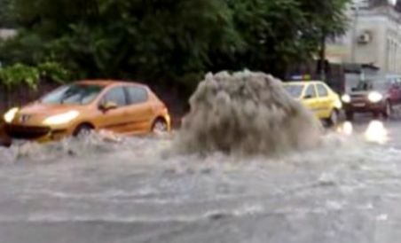 Ploile torenţiale au făcut ravagii în ţară. Un clujean a dispărut după ce o maşină a fost luată de ape (VIDEO)