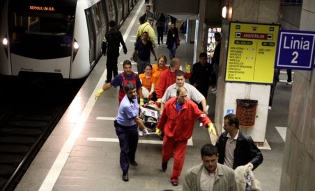 O tânără s-a aruncat în faţa metroului la staţia Unirii2. Circulaţia, temporar oprită