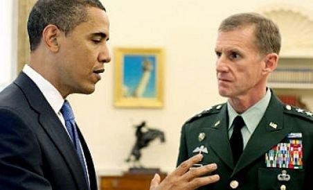 Comandantul trupelor SUA şi NATO din Afganistan, schimbat din funcţie