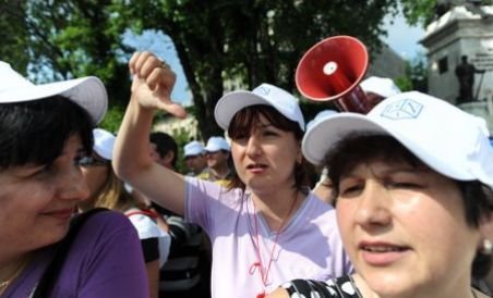 Protest la Cotroceni: Sindicaliştii îi cer preşedintelui să nu promulge legile de austeritate (VIDEO)