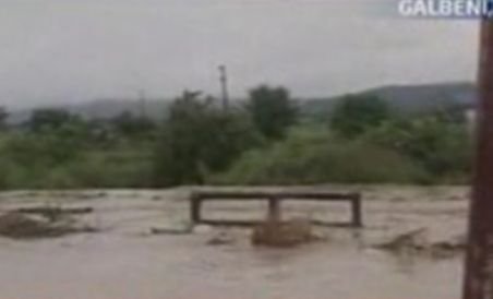 Bacău. Circulaţie feroviară blocată din cauza inundaţiilor (VIDEO)