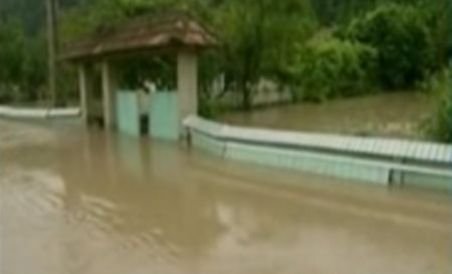 Inundaţiile au făcut ravagii în Bacău. Un om a fost luat de ape, circulaţia feroviară şi rutieră a fost blocată, iar zeci de case inundate (VIDEO)