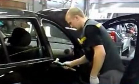 Cum se repară Dacia în Rusia - cu ciocanul (VIDEO)