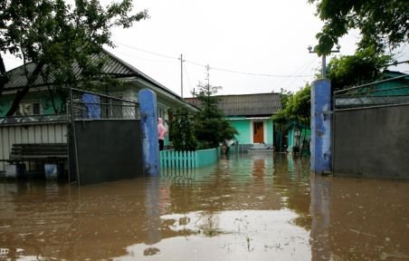 Ploile continuă să facă probleme în Moldova şi Maramureş
