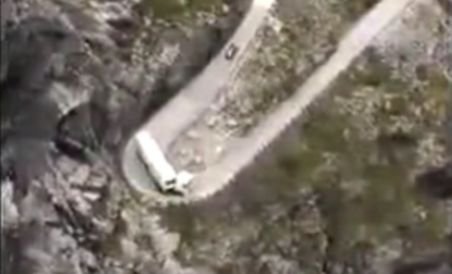 Cum se negociază o curbă pe unul dintre cele mai periculoase drumuri din lume (VIDEO)