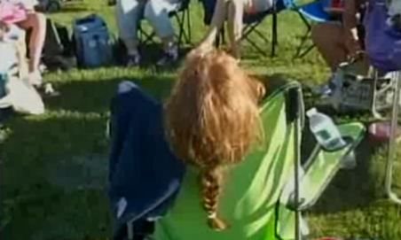O fetiţă îşi donează părul pentru copiii care fac chimioterapie