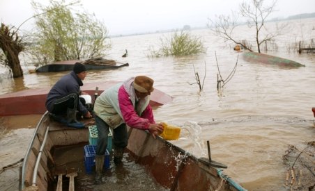 România sub ape: Debitul Siretului se va dubla. Mai multe localităţi din Suceava, evacuate (VIDEO)
