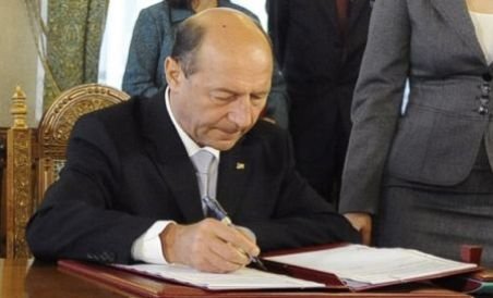 Traian Băsescu a promulgat Legile austerităţii