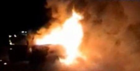 Mehedinţi. O maşină a luat foc în mers. Doi bărbaţi au fost la un pas de moarte (VIDEO)