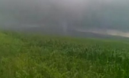Tornadă filmată în zona localităţii Dorohoi (VIDEO)
