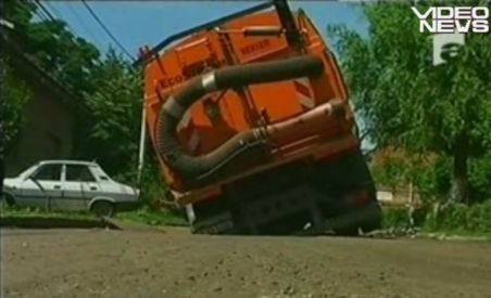 O autoutilitară care uda străzile în Timişoara a fost "înghiţită" de asfalt (VIDEO)
