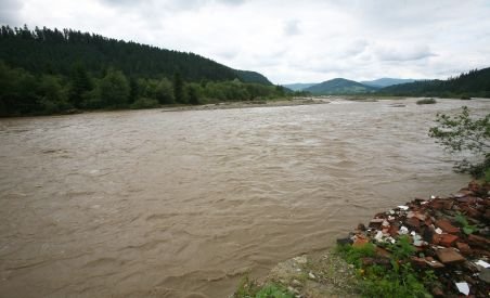 Codul roşu de inundaţii, prelungit pe râurile Prut şi Siret, până duminică