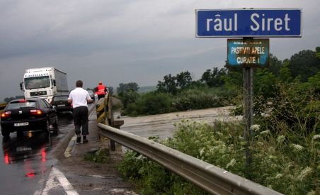 Siretul a rupt digul de la Săuceşti. Peste 2000 de oameni evacuaţi de urgenţă (VIDEO)