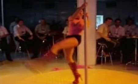 Berlusconi a angajat şase stripteuze pentru distracţie în hotel (VIDEO)