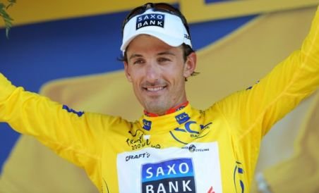 O imagine familiară în Turul Franţei: Cancellara câştigă prologul şi preia tricoul galben