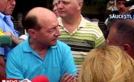 Traian Băsescu a ajuns la Săuceşti. Localnicii îi cer dig, nu ajutoare. Preşedintele: Şi eu zic la fel (VIDEO)