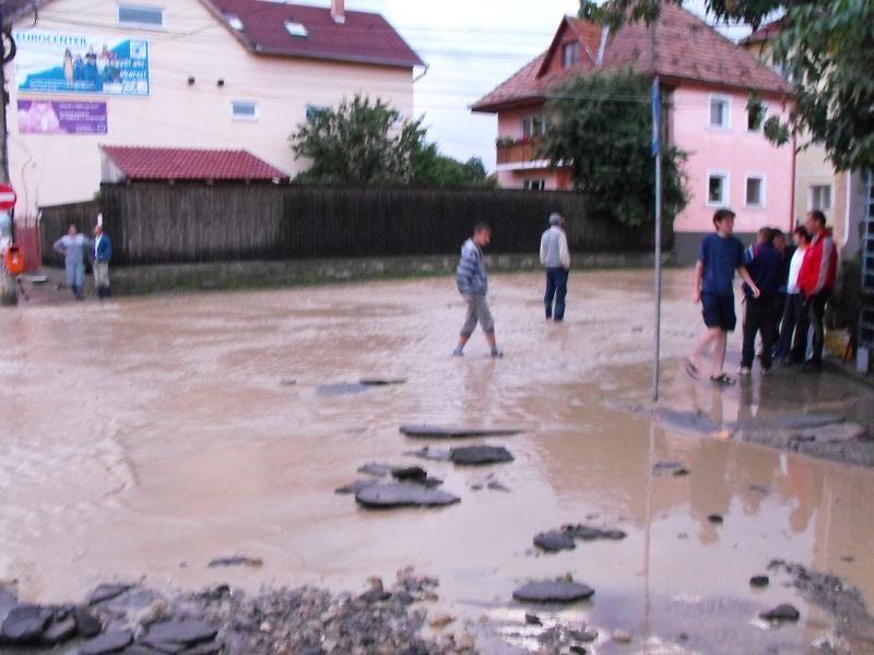 Ploile continuă să facă ravagii în ţară. Sute de case, inundate în Sfântu Gheorghe şi Câmpulung Muscel 80082