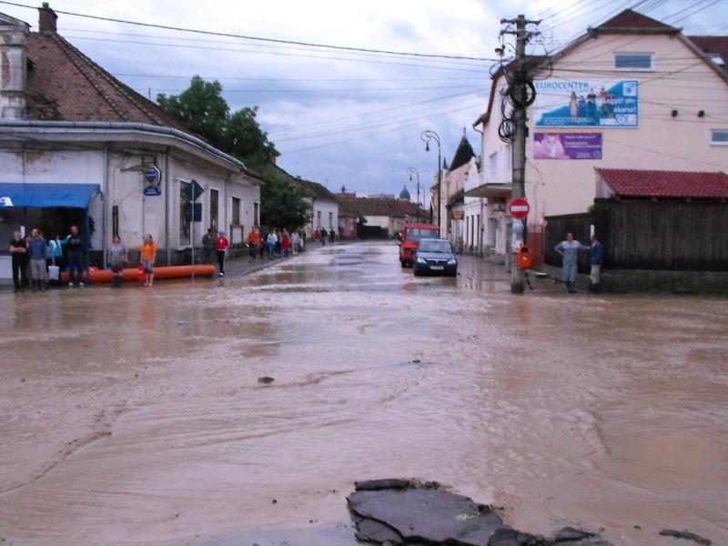 Ploile continuă să facă ravagii în ţară. Sute de case, inundate în Sfântu Gheorghe şi Câmpulung Muscel 80083