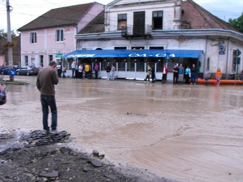 Ploile continuă să facă ravagii în ţară. Sute de case, inundate în Sfântu Gheorghe şi Câmpulung Muscel 80084