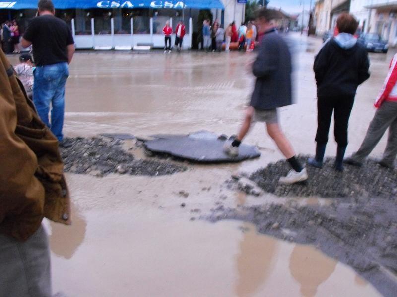 Ploile continuă să facă ravagii în ţară. Sute de case, inundate în Sfântu Gheorghe şi Câmpulung Muscel 80085