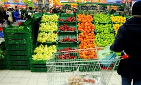 Alimentele s-ar putea scumpi cu încă 8% 