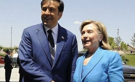 Clinton sprijină Georgia şi critică ?ocupaţia? rusă