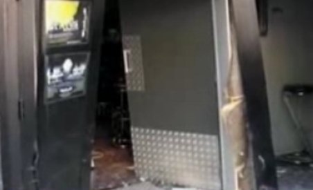 Un român beat a intrat cu maşina într-o discotecă din Franţa (VIDEO) 