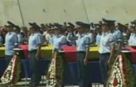 Ceremonii militare şi religioase pentru victimele accidentului de la Tuzla (VIDEO)
