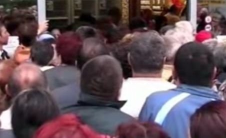 Îmbulzeală la deschiderea unui supermarket din Reşiţa (VIDEO)