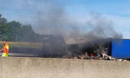 Un TIR românesc a luat foc pe autostrada Paris-Lyon. Traficul rutier, blocat mai bine de patru ore