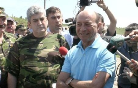 Băsescu, pentru a treia oară la Dorneşti: A testat podul de pontoane şi a luat masa cu militarii (VIDEO)