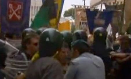 Ciocniri violente la Roma între poliţişti şi localnicii afectaţi de cutremurul din L'Aquila (VIDEO)