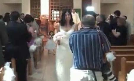 Fotograf ghinionist: Cade într-un bazin cu apă, în timpul unei nunţi (VIDEO)