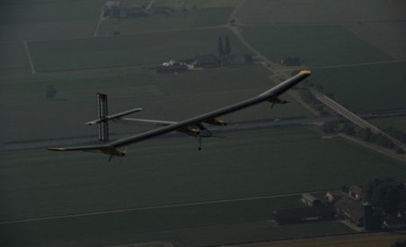 Solar Impulse, primul avion solar, a reuşit să zboare non-stop timp de 26 de ore (VIDEO)
