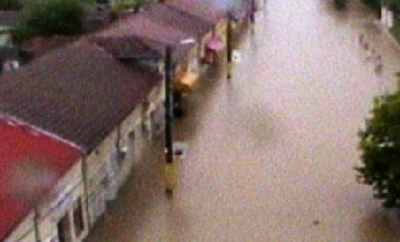 Cernavodă, sub ape: Zeci de case, primăria şi mai multe magazine, inundate din cauza ploilor (VIDEO)