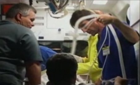 Fetiţă de 14 ani, internată  în stare gravă după ce a căzut dintr-un copac şi s-a lovit cu capul de bordură (VIDEO)