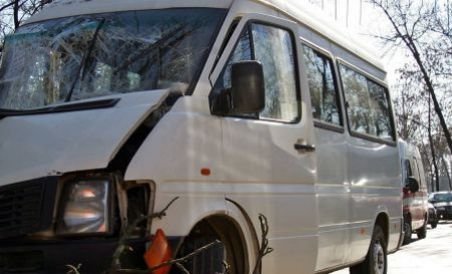 Un mort şi patru răniţi, după ce un microbuz românesc s-a ciocnit cu un camion, în Ungaria