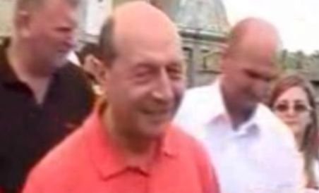 Băsescu, către un sinistrat nemulţumit de ajutorul dat de autorităţi: ?Dacă vă ajută străinii mai mult, atunci să vă adresaţi lor? (VIDEO)